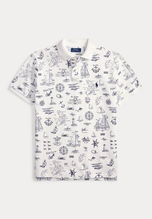 Biała koszulka polo z granatowymi nadrukami o tematyce morskiej, w tym żaglówki, kotwice, kompas i latarnie morskie.