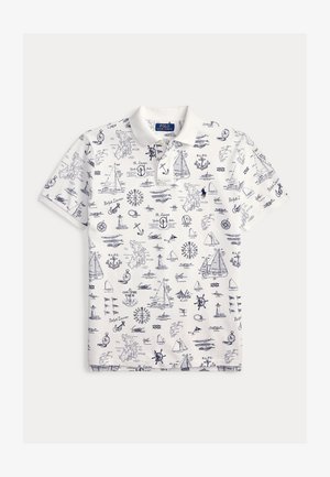 Fehér galléros póló tengerészeti témájú sötétkék mintákkal, például vitorlásokkal, horgonyokkal, iránytűkkel és világítótorony képekkel.