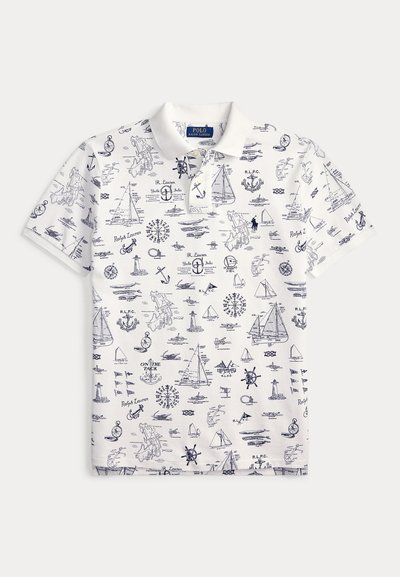 Λευκό πόλο μπλουζάκι με ναυτικά σχέδια σε σκούρο μπλε, όπως ιστιοφόρα, άγκυρες, πυξίδες και φάρους.