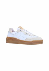 Witte sneaker met leren en suède bovenwerk, ronde neus, platte vetersluiting en gumrubberen zool met gestructureerde accenten.