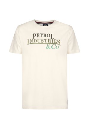 Bílý bavlněný tričko s nápisem "PETROL INDUSTRIES" v zelené a černé barvě, s "&Co" v světle modré pod ním. Klasický střih s kulatým výstřihem.
