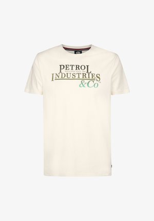Bílý bavlněný tričko s nápisem "PETROL INDUSTRIES" v zelené a černé barvě, s "&Co" v světle modré pod ním. Klasický střih s kulatým výstřihem.