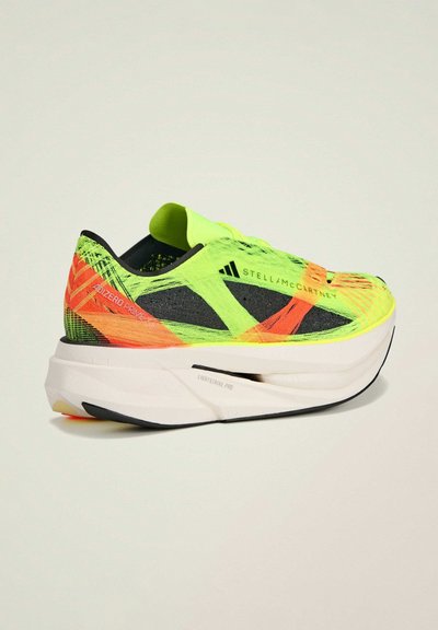 Baskets de course jaune fluo avec des accents noirs et oranges, dessus en mesh et semelle blanche rembourr�ée, présentant un design épuré et léger.