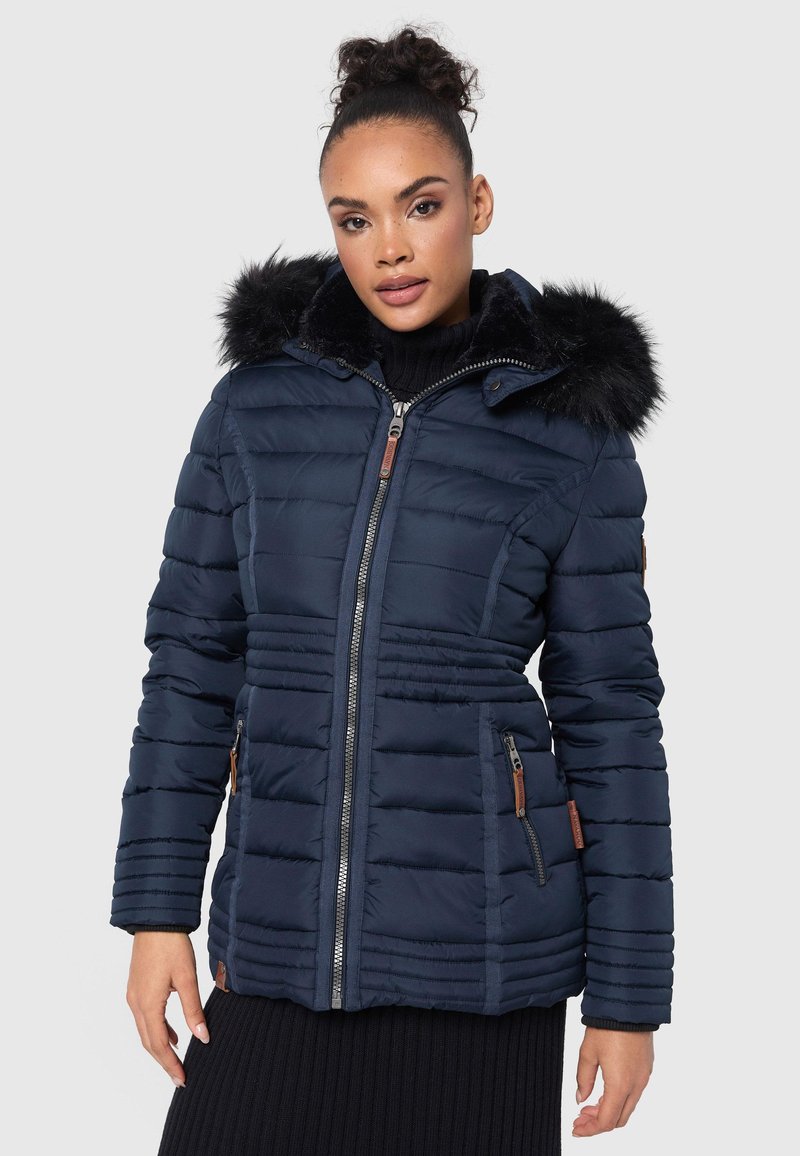 Chaqueta de plumas azul marino con capucha de piel sintética desmontable, cierre de cremallera, bolsillos laterales, puños acanalados y diseño de paneles cosidos.