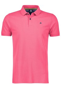 Koszulka polo w intensywnym różowym kolorze, wykonana z miękkiej bawełny. Posiada zapięcie na guziki przy kołnierzyku, małe logo po lewej stronie na piersi oraz krótkie rękawy.