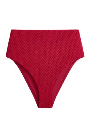 Rode bikinibroekjes met hoge taille van gestructureerde stof en een gladde binnenvoering, plat weergegeven op een witte achtergrond.