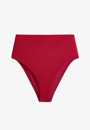 Bas de bikini rouge taille haute en tissu texturé avec doublure intérieure lisse, présenté à plat sur fond blanc.
