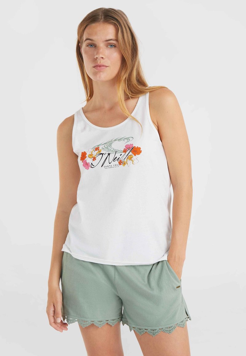 Witte mouwloze tanktop met bloemenprint en de tekst "J. Neill", gecombineerd met groene shorts met golvende kantafwerking en zakken.