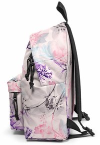 Blomstermönstrad ryggsäck i mjukt tyg, med rosa och lila nyanser. Inkluderar justerbara remmar och en framficka med snörstängning.
