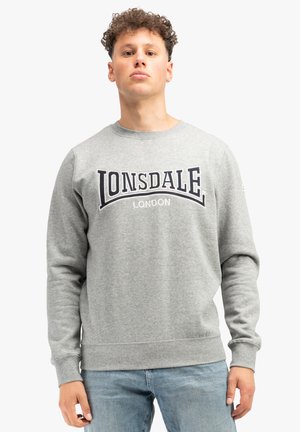 Grijze sweatshirt met een ronde halslijn en lange mouwen, versierd met een donkerblauw 'LONSDALE LONDON' logo op de borst.