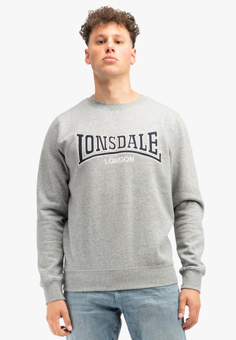 Šedá mikina s kulatým výstřihem a dlouhými rukávy, zdobená tmavě modrým logem "LONSDALE LONDON" na hrudi.