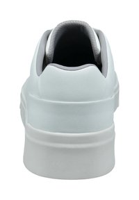 Weißer Sneaker mit einem glatten synthetischen Obermaterial, abgerundetem Absatz und grauem Innenfutter. Verfügt über eine dicke weiße Sohle mit einem strukturierten Muster.