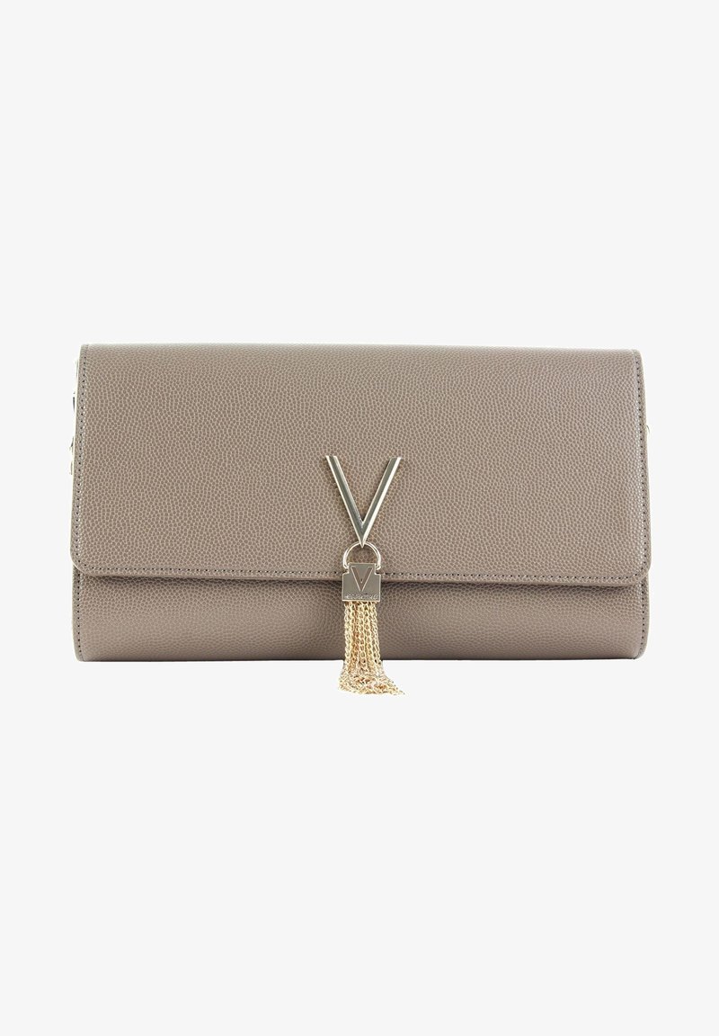 Pochette en cuir texturé beige avec une fermeture à rabat, présentant un matériel « V » en ton doré et un accent de frange en chaîne à l'avant.