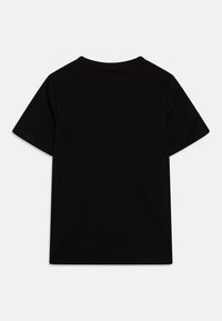 Zwarte T-shirt met korte mouwen van katoen met een ronde hals, voorzien van een gladde textuur en een eenvoudig ontwerp, zonder zichtbare patronen of prints.