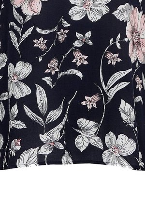 Donkere stof met een bloemmotief met witte en lichtroze bloemen en bladeren verspreid over het oppervlak.