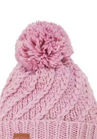Różowa dzianinowa czapka z prążkowanym mankietem, plecioną fakturą i puszystym pomponem na czubku. Materiał wydaje się miękki i gruby.
