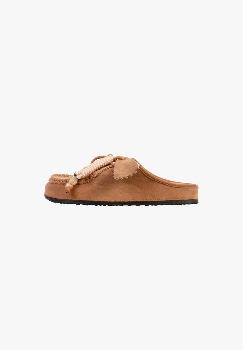 Mocassin en daim marron à enfiler avec lacet en cuir tressé et perles décoratives sur semelle en caoutchouc noire, vue de côté.