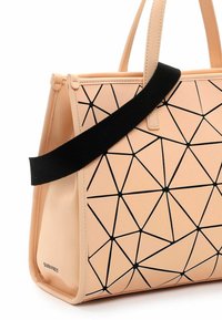 Borsa color pesco con linee nere geometriche, realizzata in materiale sintetico. Dotata di due manici e di una tracolla nera removibile.