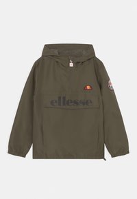 Olijfgroene jas met een capuchon, halve ritssluiting aan de voorkant, groot logo en patchdetails op de bovenarm. Voorzien van elastische manchetten en een voorkeurszak.