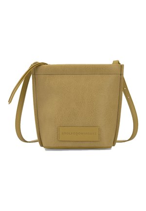 Sac bandoulière en cuir jaune moutarde avec une finition texturée, comprenant une étiquette sur le devant, une fermeture à pression et une sangle ajustable.