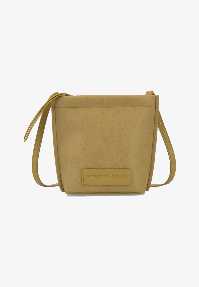 Borsa a tracolla in pelle gialla senape con una finitura testurizzata, dotata di un'etichetta frontale, chiusura a scatto e tracolla regolabile.