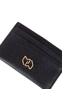 Portafoglio in pelle nera testurizzata con tre slot e un accento geometrico dorato sul davanti. Forma compatta e rettangolare.
