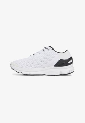 Chaussure de sport blanche avec une tige en mesh, des superpositions texturées, des accents noirs, une semelle rembourrée et des lacets. Vue de côté montrant un design épuré.