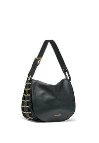 Borsa a spalla in pelle nera con una texture liscia, dotata di un accento in catena dorata su un lato e di una tracolla robusta e regolabile.