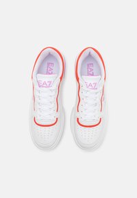 EA7 Emporio Armani SUMMER COURT - Tenisice - white/cyclam/cherry tomato
