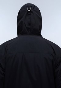 Sort hættejakke med et enkelt design, der har en central rygpanel og justerbare stropdetaljer på hætten. Glat stoftekstur.
