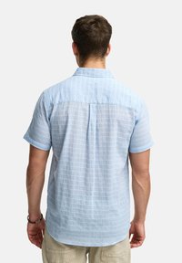 Lichtblauwe shirt met korte mouwen van een gestructureerde stof en witte horizontale strepen, met een standaardkraag en een rugpasontwerp.
