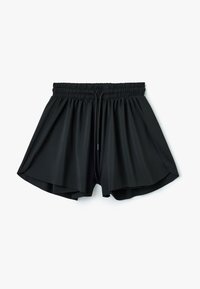Pantalones cortos negros con cinturilla elástica y cordón. Fabricados en un tejido ligero, con un diseño suelto y acampanado. Sin patrones visibles.