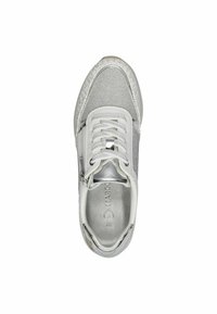 Silberner Sneaker mit glitzerndem Obermaterial und weißen Schnürsenkeln. Mit einem Reißverschluss, strukturiertem Seitenpanel und Logo auf der Innensohle.