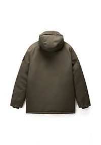Giacca imbottita verde oliva con cappuccio, caratterizzata da una texture liscia e un design minimalista, mostrata da dietro con un logo sulla manica.