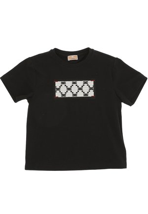 Camiseta negra de algodón con un parche bordado rectangular en el frente, con un patrón geométrico en blanco, negro y rojo. Cuello redondo.