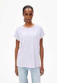 Licht lavendelkleurig katoenen t-shirt met een klassieke ronde hals, korte opgerolde mouwen en een klein geborduurd logo op de borst.