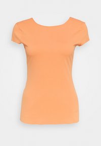 Camiseta ajustada de manga corta en tela de color naranja claro con una textura suave y cuello redondo. Diseño sencillo sin patrones ni adornos.