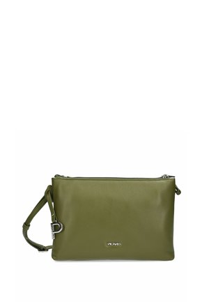 Pochette da polso in pelle verde oliva con cerniera argentata e piccolo logo del marchio in metallo sul centro anteriore.