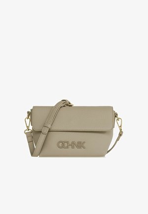 Jasno beżowa skórzana torba na ramię o teksturowanej powierzchni, z klapką, regulowanym paskiem i złotymi detalami. Posiada wytłoczone logo.