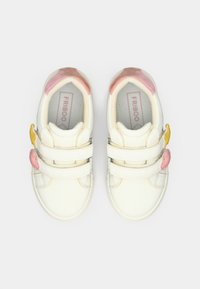 Λευκά δερμάτινα αθλητικά παπούτσια με δύο λουράκια βέλκρο. Διακοσμημένα με ροζ, κίτρινα και μπλε στοιχεία στον γιακά και στην πλευρά. Λαστιχένια σόλα.