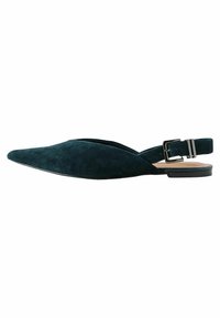 Sininen mokkanahkainen slingback-kengät, joissa on terävä kärki ja tasainen musta pohja. Kengissä on solkikoriste kantapäässä ja avoin takakappale.