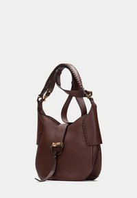 Bolso de hombro de cuero marrón con un acabado texturizado, que cuenta con un asa trenzada, herrajes de metal y un cierre de solapa.