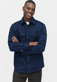 Marineblauwe overhemd met knopen, gemaakt van een gestructureerde stof, met twee voorzakken, een kraag en een recht afgewerkte zoom.