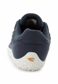 Granatowe buty sportowe z teksturowaną cholewką i siateczkowymi akcentami. Biała podeszwa zewnętrzna ma wzór zapewniający przyczepność oraz mały detal w pomarańczowym kolorze.