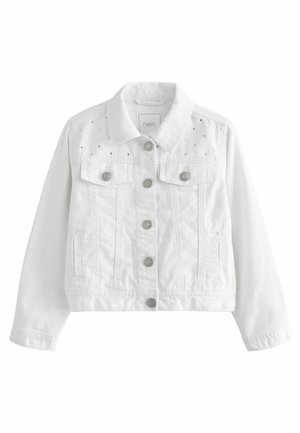 Chaqueta vaquera blanca que presenta un cuello, dos bolsillos en el pecho, botones plateados y tachuelas decorativas a lo largo de los hombros. Textura suave.