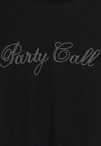 Crna pamučna majica s tiskom teksta "Party Call" u srebrnim cirkonima, pisanog kursivnim fontom i glatke teksture.