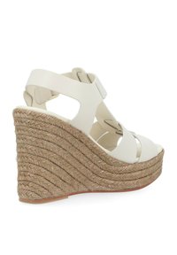 Sandales blanches à semelle compensée avec un talon en jute tressé, dotées d'un design ouvert et de brides croisées. Matériau en cuir lisse, boucle réglable.
