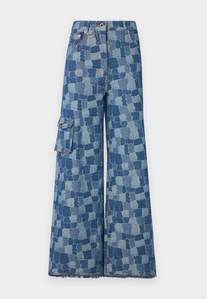 Džínsy s širokými nohavicami v modrom denime so širokým patchwork vzorom, frayed lemom a bočnou vreckom s detailom na gombík.