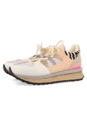 Sneaker-stil sko med beige, hvid, pink og zebra-print detaljer, platformsåler med jute-tekstur og snørebånd i cremefarve.
