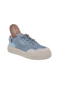 Sneaker blu scamosciato con una suola in gomma grigia chiara testurizzata. Presenta un lacci sul davanti, un colletto imbottito e un logo dorato sul lato.